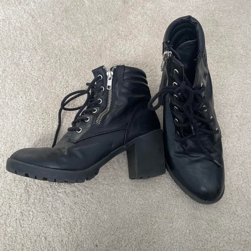 BLACK BOOTS HEALS SIZE 7